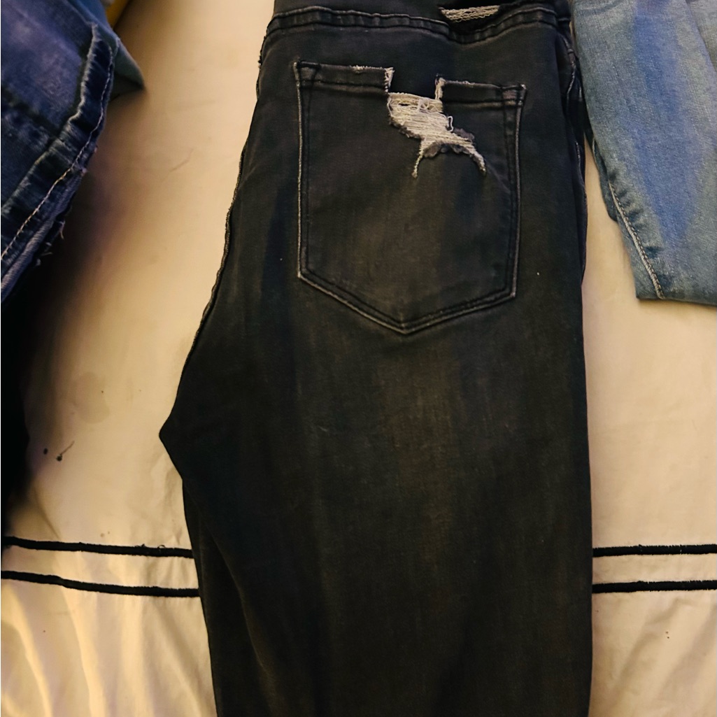 Big Lot Is Woman’s Skinny Jeans 28-29
